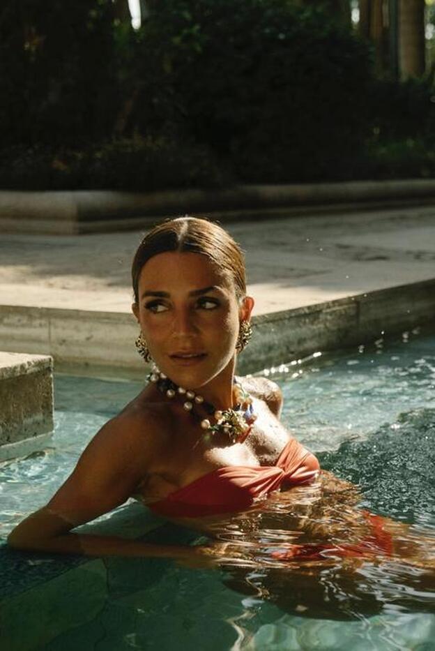 La falda pareo de Paula Ordovás que hace la cintura más delgada y tiene un clon muy barato y viral en Zara