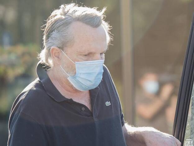 Miguel Bosé fotografiado con mascarilla (a pesar de manifestarse en contra de su uso)