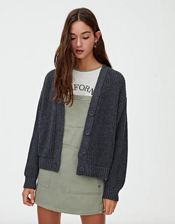 Tenemos las prendas perfectas para el entretiempo que todavía puedes comprar en las rebajas de Pull&Bear