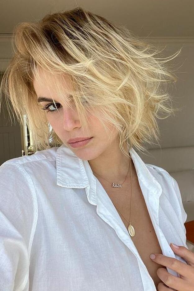 El cambio de look más radical de Kaia Gerber: se pasa el pelo rosa y se tiñe en directo