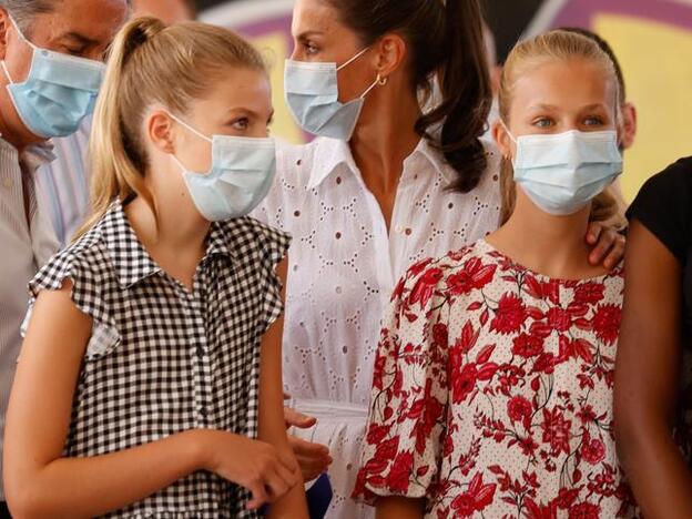 Letizia sujeta a la princesa Leonor en un momento de su visita al barrio mallorquín de Son Roca.