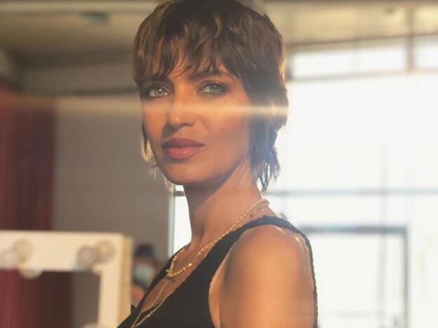 Tú también vas a querer copiar este vestido blanco de Sara Carbonero y puedes hacerlo en Zara