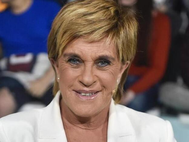 Chelo García Cortés, orgullosa de su cuerpo, muestra su abdomen en directo