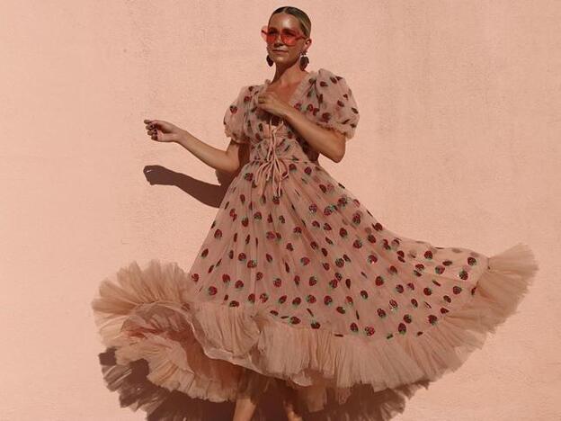 Este es el vestido de fresas del que todo el mundo habla y el triste mensaje que esconde detrás de él