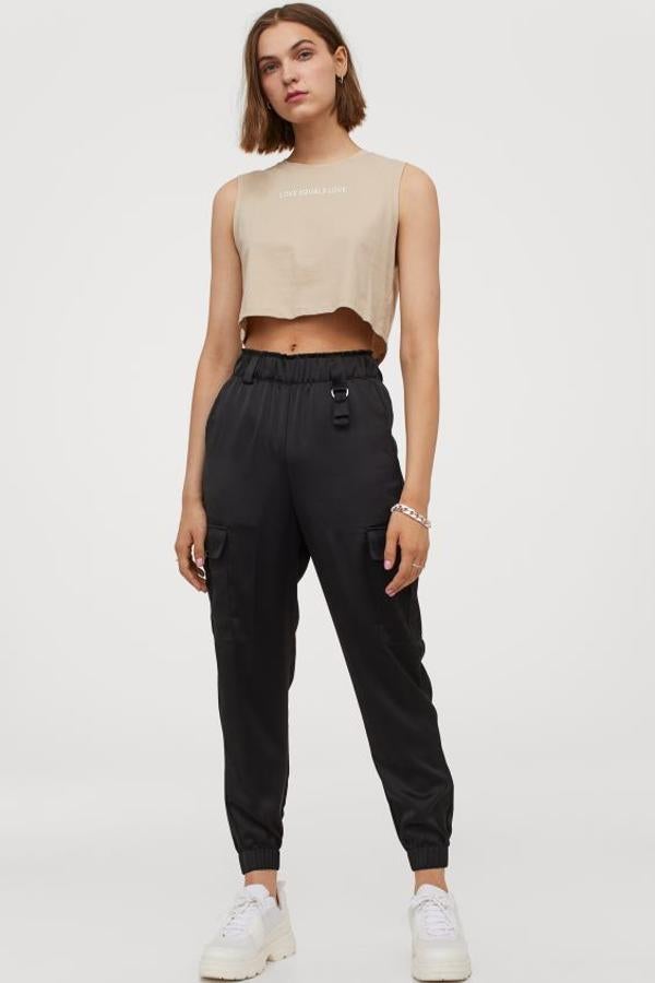 Cargo satinado, la versión más estilosa de los pantalones más cómodos