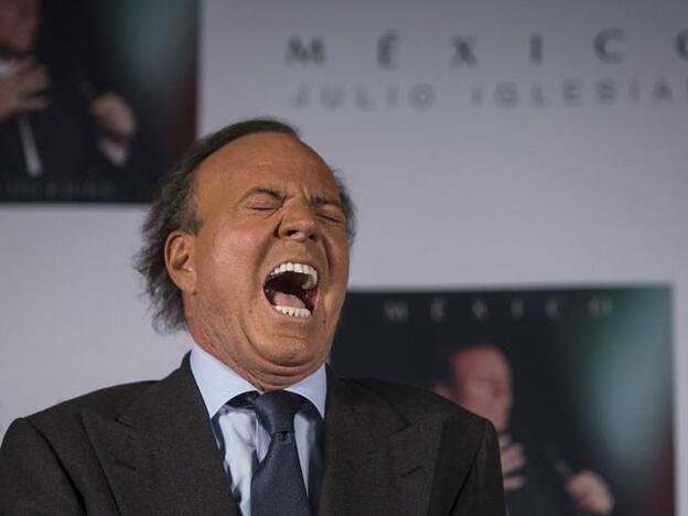 El corte de Emma García a Julio Iglesias cuando intentó ligar con ella en directo