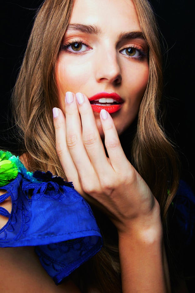 De los metálicos al pastel: nueve colores que, sí o sí, van a triunfar en tus uñas