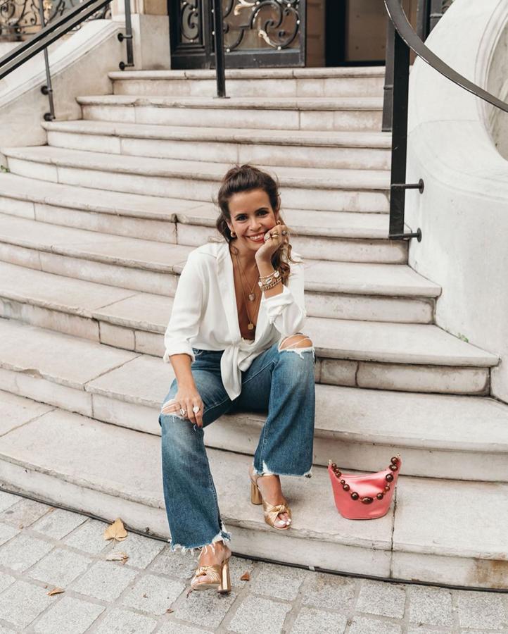 10 looks con camisa blanca y pantalón vaquero que demuestran que es el combo perfecto para el entretiempo