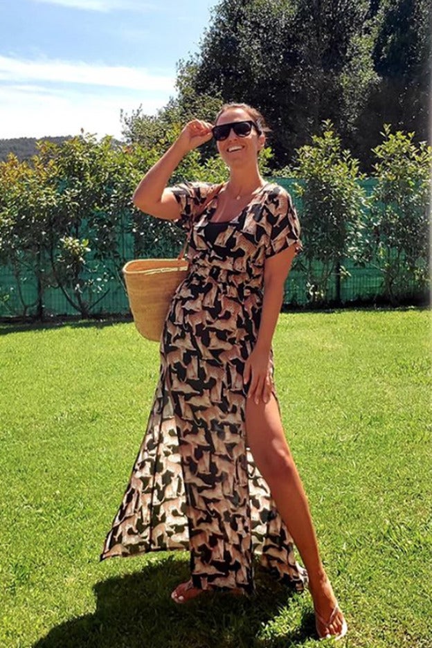 Si te vas a la playa y quieres gastar lo mínimo, este look de Paula Echevarría cuesta menos de 18 euros (y el estampado de tigres es para comérselo)