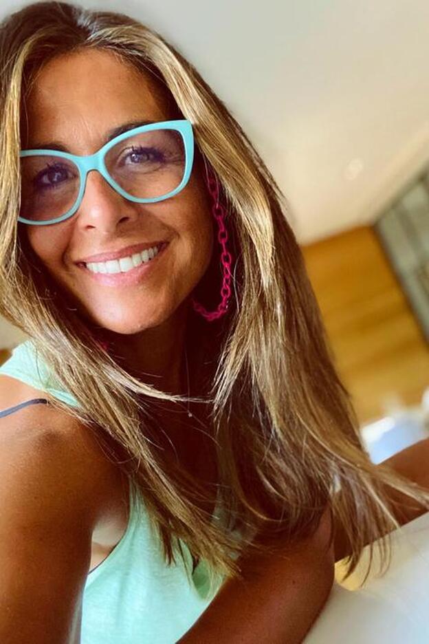 Nuria Roca tiene los pantalones (agotados) de Zara que mejor sientan y hemos dado con la copia perfecta