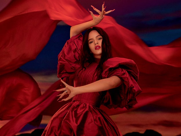 Rosalía es la nueva imagen de Viva Glam, la barra de labios más solidaria de M·A·C