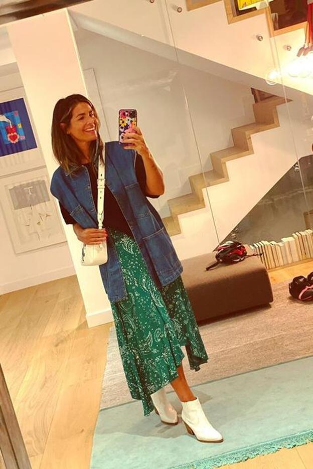 Nuria Roca tiene la falda midi que mejor sienta con botines, y le añade un chaleco vaquero perfecto para el entretiempo