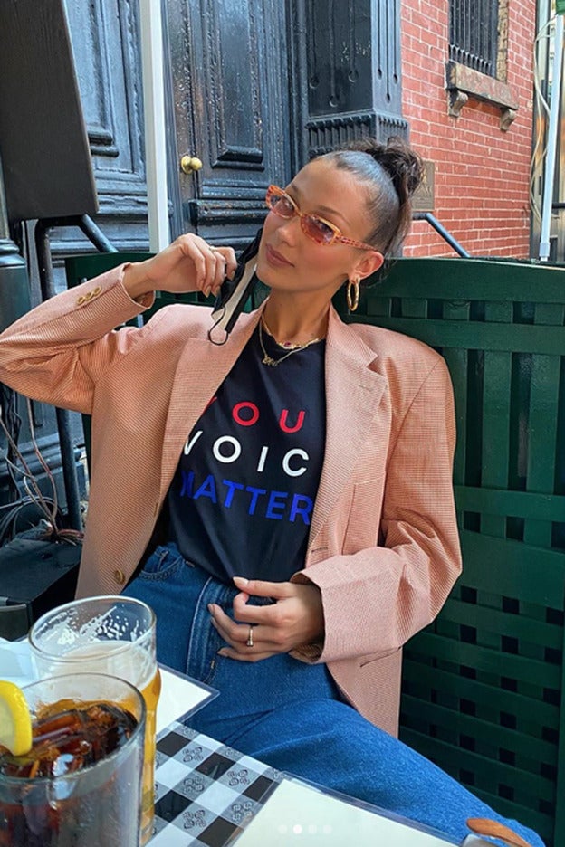 Si de verdad quieres arrasar con los mocasines de tendencia, tienes que llevarlos como Bella Hadid (a ver si te atreves)