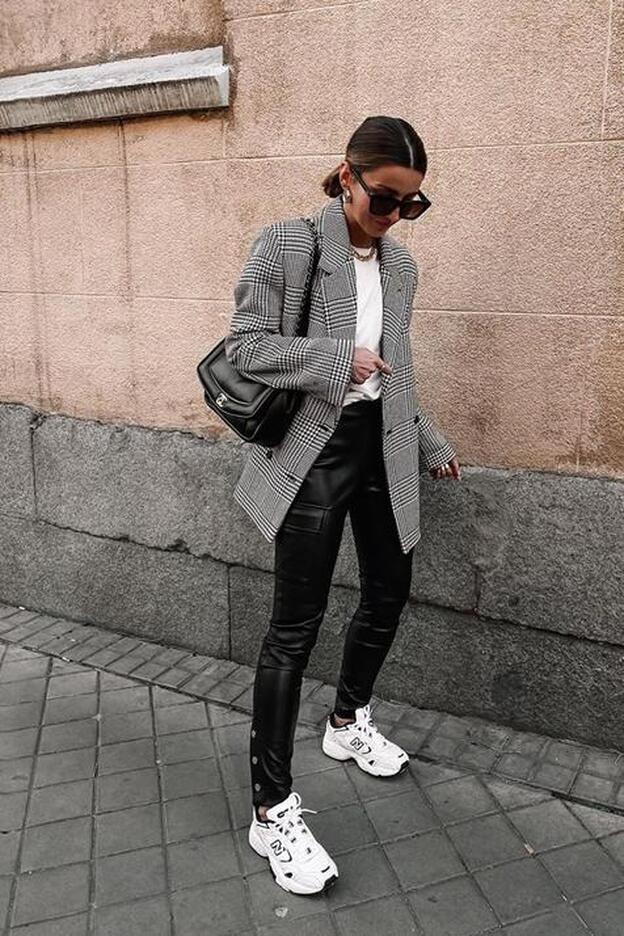 Blazer de cuadros y pantalones efecto piel: hemos encontrado en el Instagram de Primark el look de entretiempo más bonito y barato para ir a la oficina