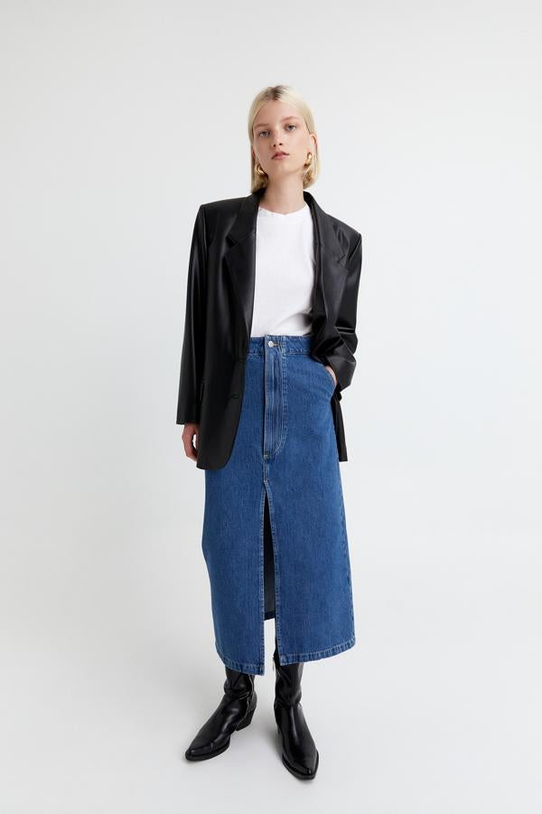 Falda midi denim, la prenda clave para tus estilismos de entretiempo