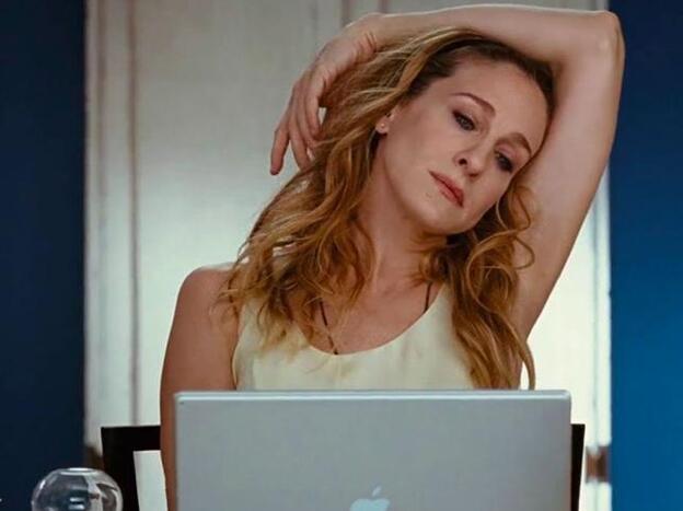 Solo necesitas una pared para hacer estos estiramientos de espalda y despedirte de las contracturas (y del dolor)