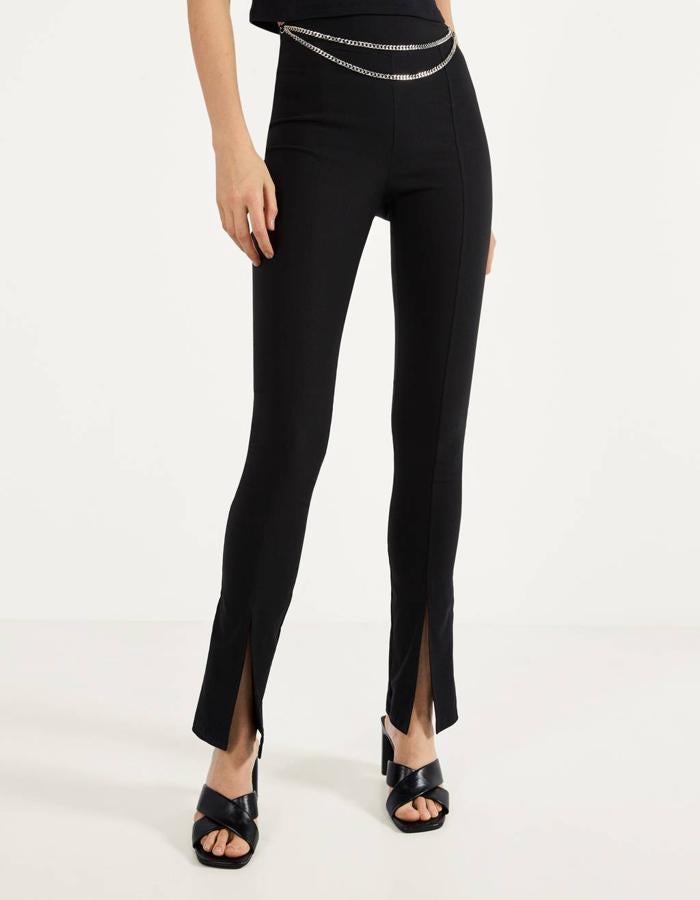 El diseño de pantalones más favorecedor del otoño es el flare y también puedes encontrarlo en pantalones de vestir