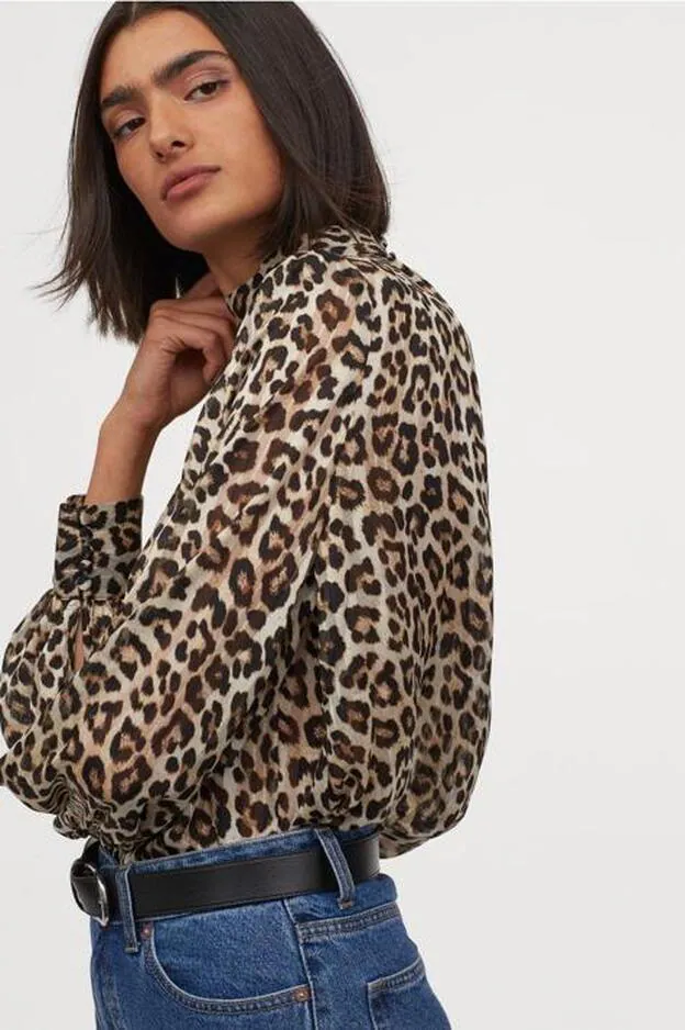  Esta blusa holgada con estampado leopardo de H