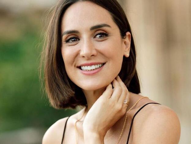 Este vestido de flores de Tamara Falcó tiene el escote a la espalda más bonito de la temporada