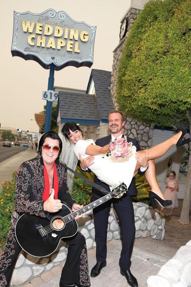 Sí, Lily Allen se ha casado en Las Vegas con el sheriff de Stranger Things, pero no es nuestra única pareja famosa favorita (del romance celebrity del año, Ana de Armas y Ben Affleck, hasta los eternos enamorados Elsa Pataky y Chris Hemsworth)