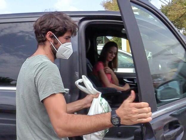 Las fotos de aparente normalidad entre Eva González y Cayetano Rivera (a pesar de las declaraciones de Karelys Rodríguez)