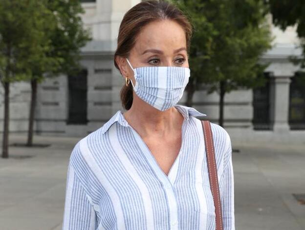Isabel Preysler ha lucido la versión que más estiliza de los pantalones vaqueros flare con un look de entretiempo perfecto