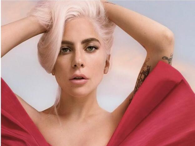 Solo Lady Gaga podía hacer (con el perfume Voce Viva) esta magnífica revisión del musical Hair vestida de alta costura de Valentino