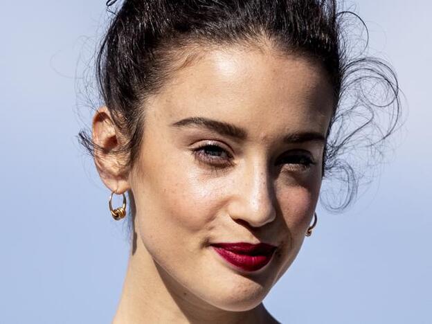 Cuatro peinados perfectos para llevar los días de lluvia y viento que hemos visto en el Festival de Cine de San Sebastián