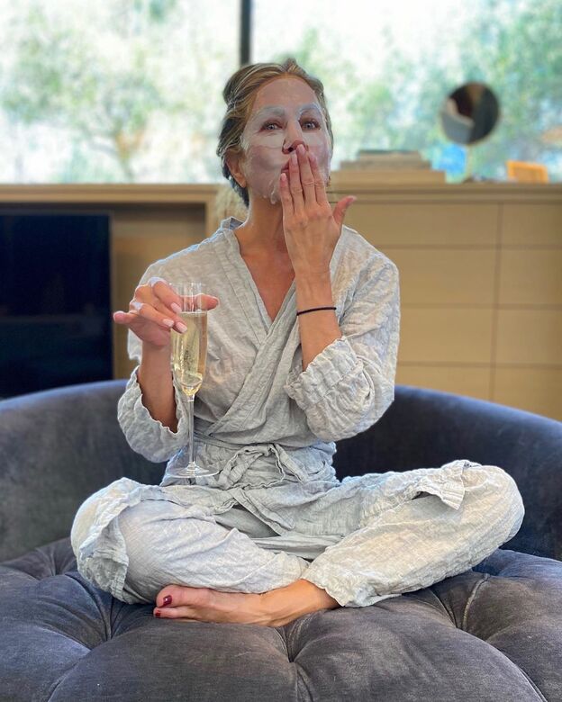 Sabemos qué mascarilla se ha puesto en la cara Jennifer Aniston y cuánto cuesta el pijama de seda que lleva en los Emmy 2020