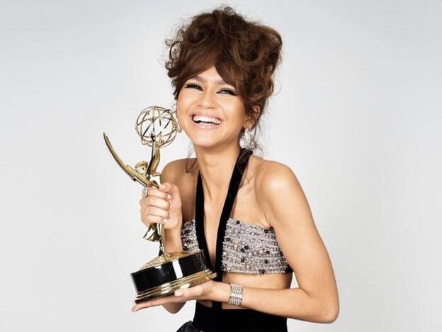 Zendaya demuestra en los Emmy 2020 que el flequillo cortina también favorece si tienes el pelo rizado