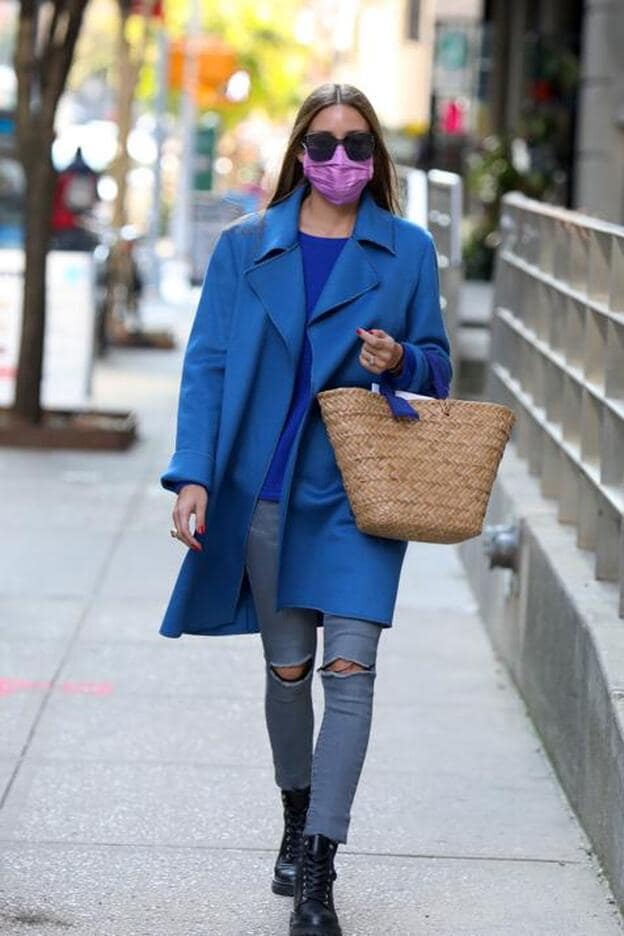 Olivia Palermo pasea por Nueva York con un abrigo azul fuerte que nos ha conquistado. Se lo copiamos en versión low cost. con dos modelo de Stradivarius y Zara.