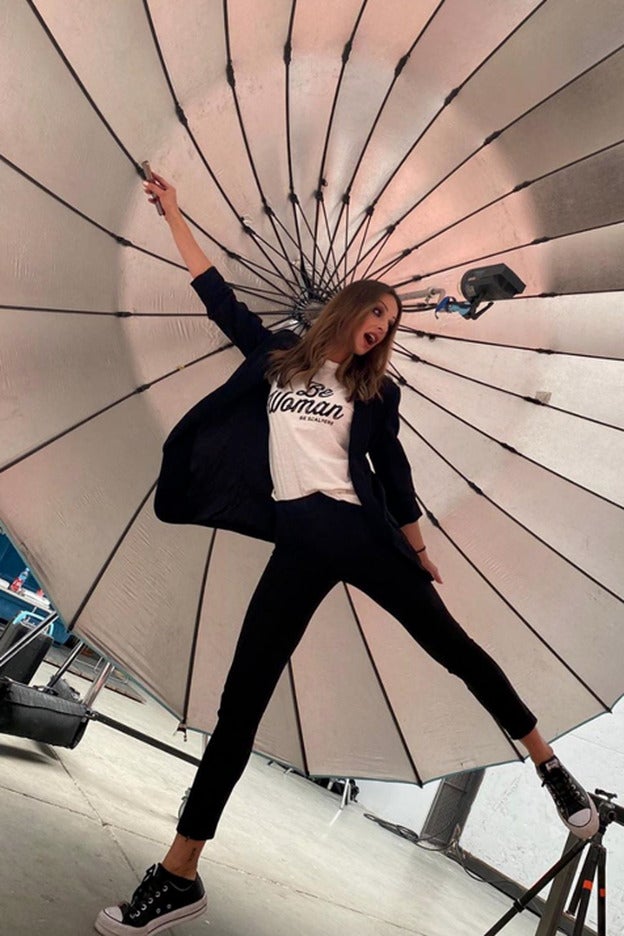 No se puede estar más perfecta que Eva González con este look que nos vamos a comprar enterito en el low cost (y en todas las tallas porque estiliza al máximo)