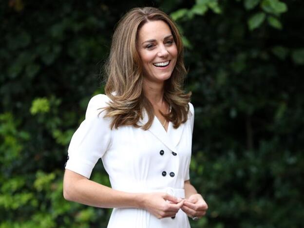 La piel fresca y radiante de Kate Middleton tiene mucho que ver con esta herramienta (baratísima) que utiliza para limpiarse la cara cada noche