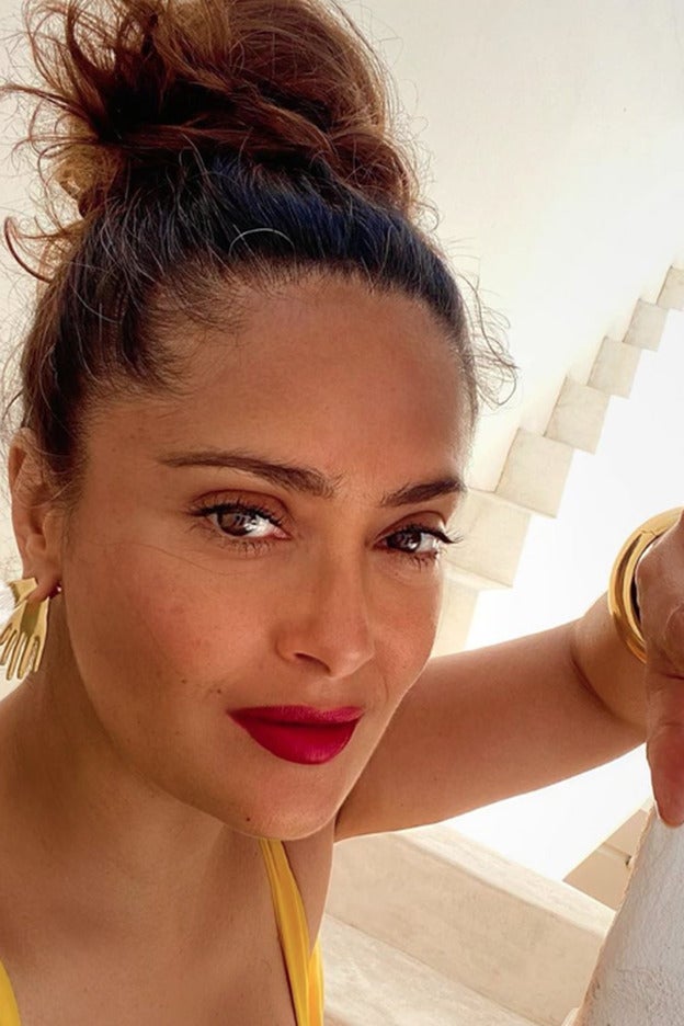 Salma Hayek apoya a la reina Letizia en la tendencia de pelo más incomprendida de 2020, las canas