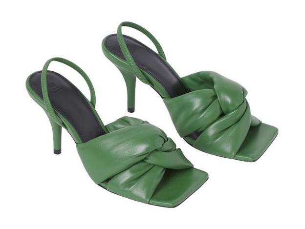 Sandalias acolchadas de piel, de H&M Studio (99 €).