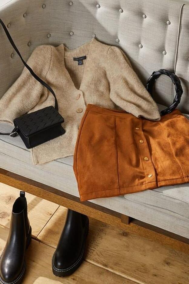 Primark tiene el conjunto de chaqueta de punto y falda que mejor queda con botines (y cuesta menos de 30 euros)