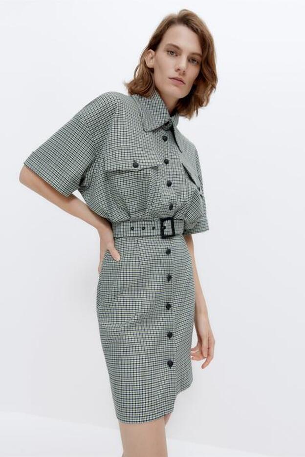 Tú también vas a querer ir a trabajar con el vestido mini de Uterqüe que tiene el estampado tendencia