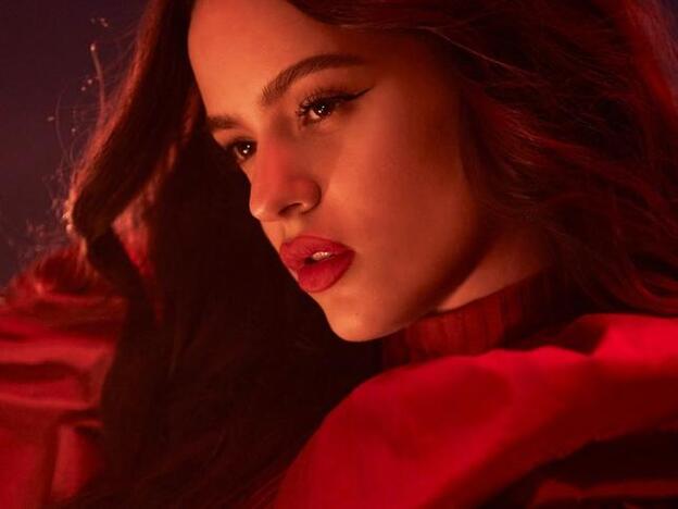 El labial de Rosalía, el rojo de labios perfecto al que también ha caído rendida Kim Kardashian