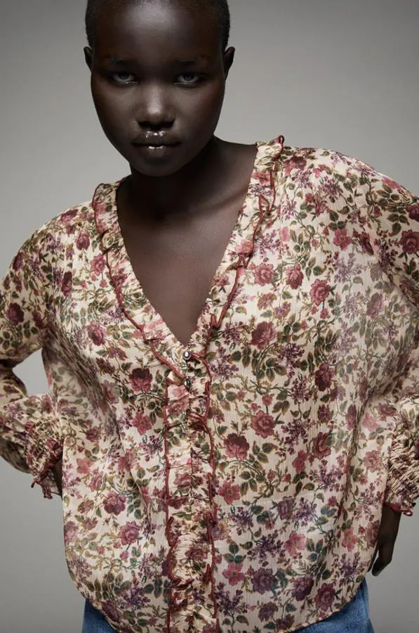 cebolla Mesa final Tableta Fotos: Las nuevas colecciones de Mango, Zara y H&M vienen con las blusas  estampadas más bonitas de la temporada | Mujer Hoy