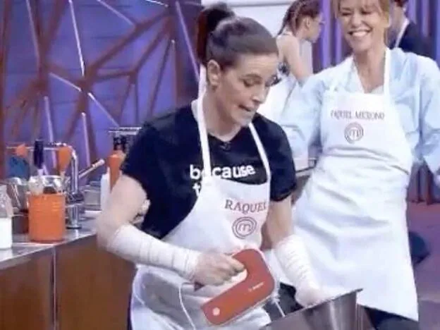Raquel Sánchez Silva cocinando en 'MasterChef Celebrity' con los brazos vendados./tve.