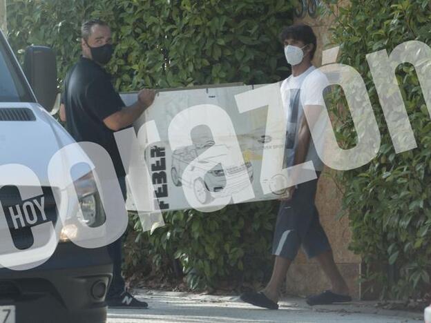 Las fotos de la mudanza de Cayetano Rivera y Eva González: abandonan Madrid rumbo a Sevilla