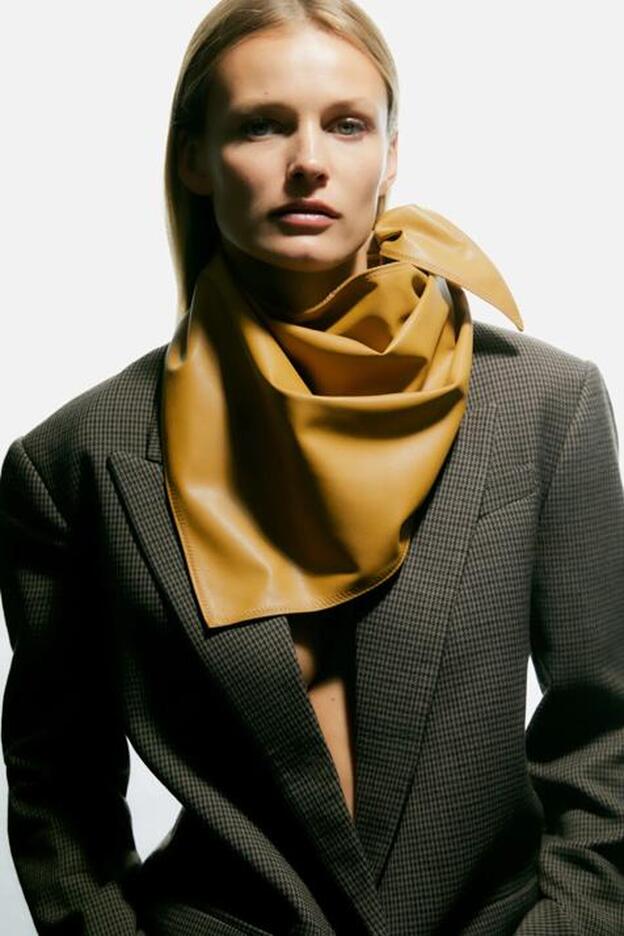 Estos dos complementos baratos de piel de Zara van a arrasar este otoño (y sientan de maravilla)