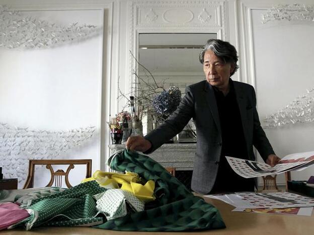 Por qué vamos a echar (muchísimo) de menos a Kenzo Takada, el inolvidable diseñador japonés que llenó París de color