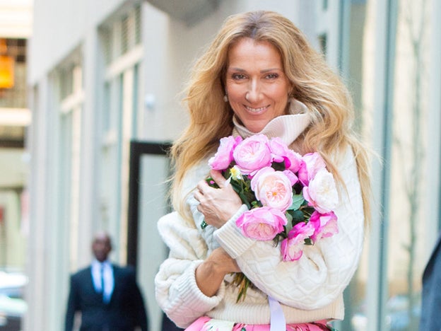 Este espectacular cambio de look de Celine Dion, de pelo liso a melena rizada, nos deja con la boca abierta: ¡parece 20 años más joven!