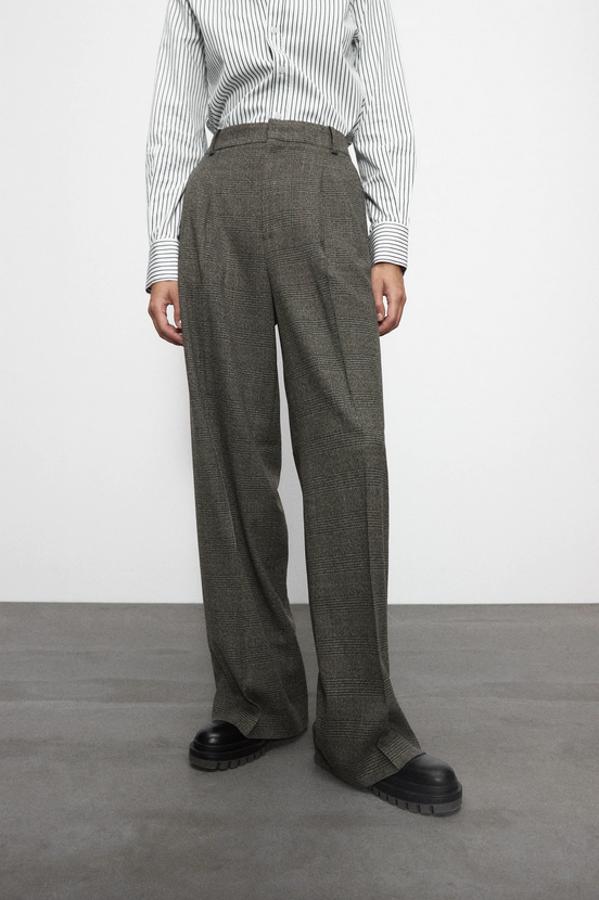 Diez pantalones de pinzas que te van a ayudar a conseguir unos looks de oficina impecables
