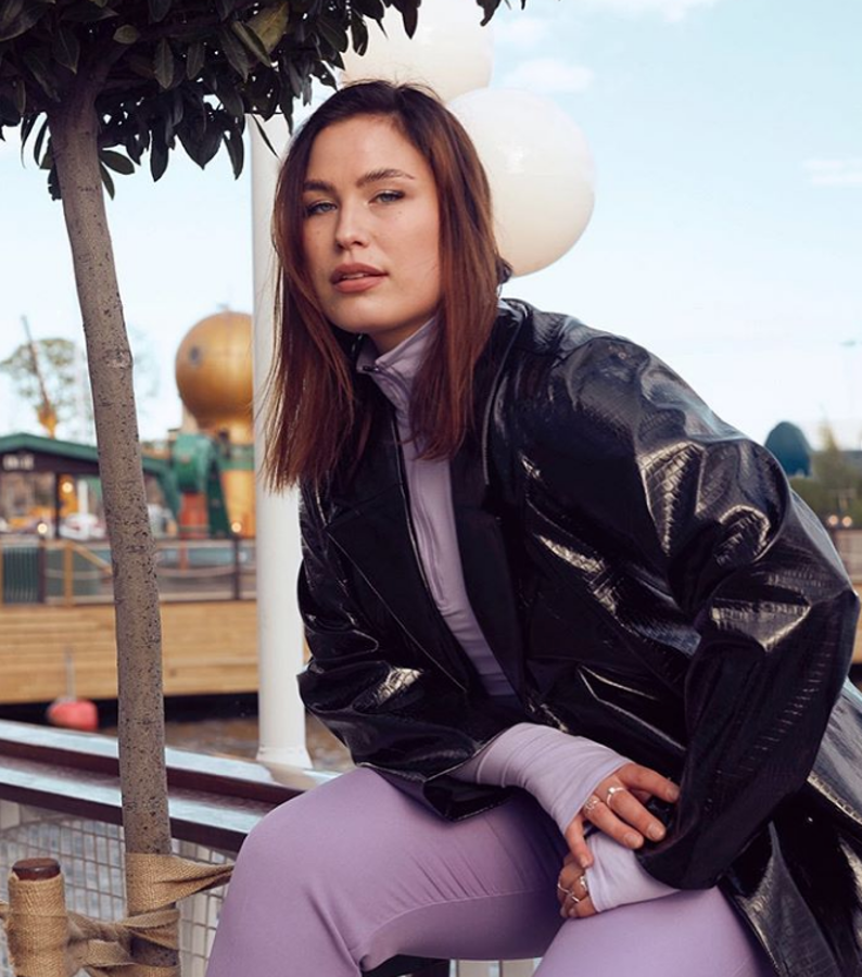 10 prendas efecto piel de H&M que llegan a la talla 50 y más allá: la tendencia de la temporada a precios de darte un capricho