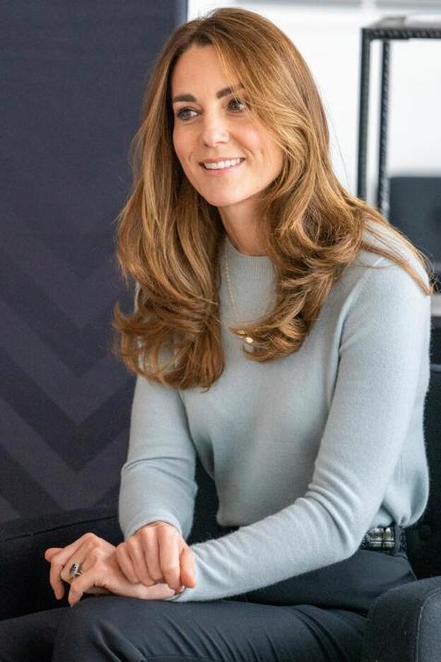 Cambio de look genial de Kate Middleton: ha matizado su melena castaña con unos reflejos rubios y parece que lleva un halo de luz encendido en el pelo