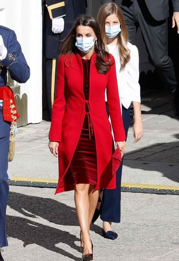 Cadena Walter Cunningham Detallado Con un look repetido de abrigo rojo y vestido de terciopelo ha presidido la  Reina Letizia el Día de la Hispanidad en 2020 | Mujer Hoy