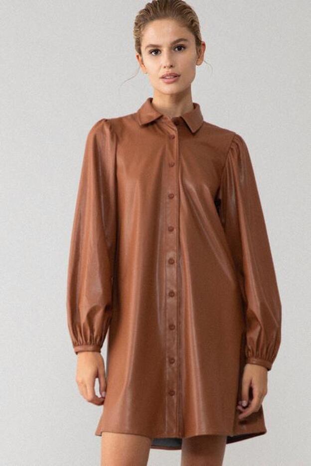 El vestido camisero de efecto piel de Lefties que no vas a dejar de ponerte este otoño