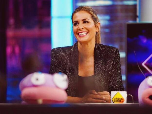 Nuria Roca copia a Doña Letizia con un traje rojo de chaqueta (que puedes copiar en Zara) y demuestra que es el color de la temporada